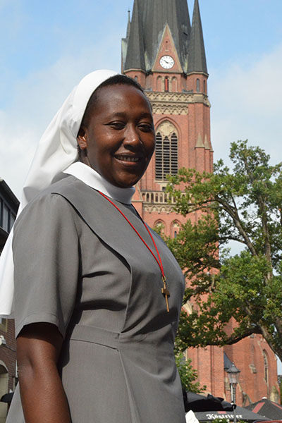 Sr. Jacinta Kitonyi vor der Kirche in Rhede Sr. Jacinta Kitonyi vor der Kirche in Rhede