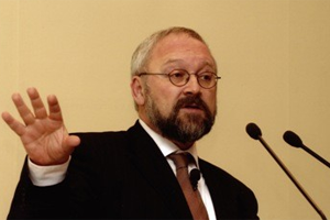 Prof. Herfried Humboldt an einem Mikrofon.