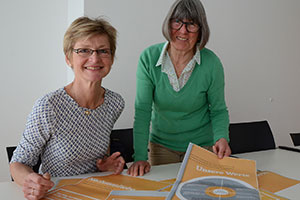 Dorothee Backes und Margret Groß lächeln in die Kamera.