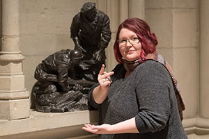 Katharina Kirschkowski steht vor einer Skulptur im Dom.