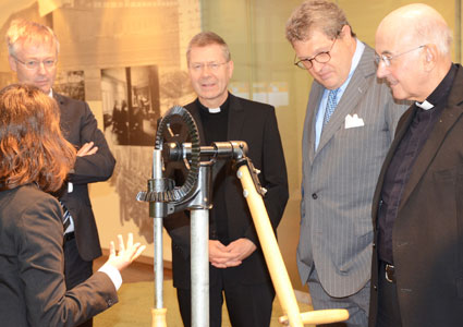 Generalvikar Dr. Norbert Köster (von links), Weihbischof Dr. Stefan Zekorn, Miele-Gesellschafter Dr. Reinhard Zinkann und Bischof Dr. Felix Genn
