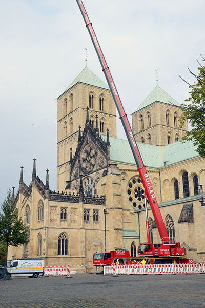 Ein Kran steht vor dem St.-Paulus-Dom.