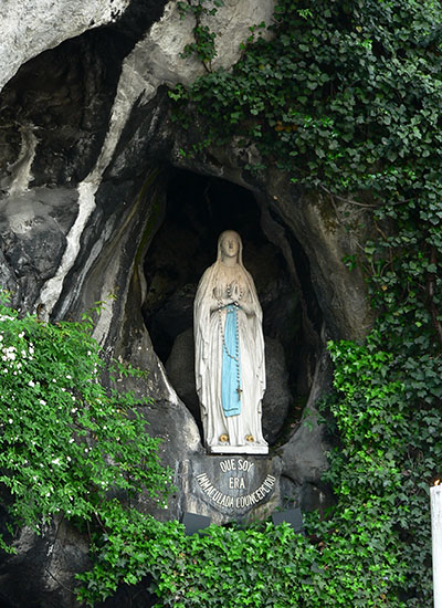 Die Marienstatue von Lourdes Die Marienstatue von Lourdes