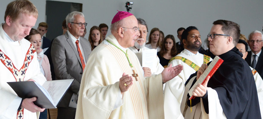 In einem beeindruckenden Gottesdienst weihte Münsters Bischof Dr. Felix Genn die neue Kapelle des bischöflichen Arnold-Janssen-Gymnasiums in St. Arnold.