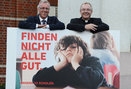 Weihbischof Dr. Christoph Hegge und Kreisdechant Markus Dördelmann stellten die Plakatmotive der Markenkampagne vor, die die katholische Kirche im Bistum Münster startet.