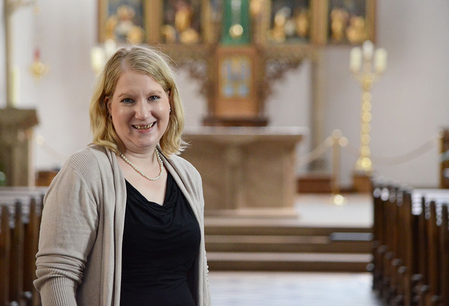 Pastoralreferentin Christina Eikens steht in der St.-Marien-Kirche in Lünen.