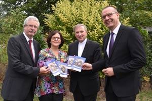 v.l. Pfarrer Olaf Grobleben, Dr. Gabriele Lachner, Weihbischof Wilfried Theising und Oberkirchenrat Thomas Adomeit freuen sich über die Übersetzungen des Kirchenführers für Muslime v.l. Pfarrer Olaf Grobleben, Dr. Gabriele Lachner, Weihbischof Wilfried Theising und Oberkirchenrat Thomas Adomeit freuen sich über die Übersetzungen des Kirchenführers für Muslime