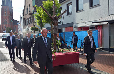 Das Gabelkreuz wird bei der Kreuztracht durch die Straßen getragen.