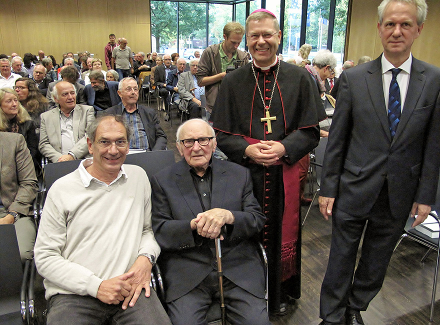 Dr. Michael Ramminger vom Institut für Theologie und Politik (links), Weihbischof Dr. Stefan Zekorn und Akademiedirektor Antonius Kerkhoff (rechts) gratulierten dem Theologen Johann Baptist Metz (2. Von links) beim Festakt in der Akademie Franz Hitze Haus zum 90. Geburtstag.