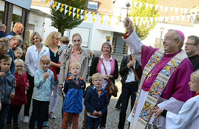 Weihbischof Hegge segnet Kindergartenkinder. 