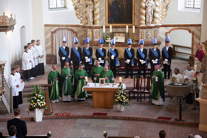 Festgottesdienst in der Klosterkirche mit v.l. Dechant Berthold Kerkhoff (Löningen), Domkapitular Ulrich Beckwermet (Osnabrück), Propst Michael Matschke (Vechta), Diakon Franz-Josef Kröger(Lohne), Bischof Dr. Felix Genn und Weihbischof Wilfried Theising. Im Hintergrund die Vechtaer Georgsritter. Festgottesdienst in der Klosterkirche mit v.l. Dechant Berthold Kerkhoff (Löningen), Domkapitular Ulrich Beckwermet (Osnabrück), Propst Michael Matschke (Vechta), Diakon Franz-Josef Kröger(Lohne), Bischof Dr. Felix Genn und Weihbischof Wilfried Theising. Im Hintergrund die Vechtaer Georgsritter.