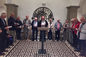 Die Teilnehmerinnen und Teilnehmer singen gemeinsam in der Kapelle.