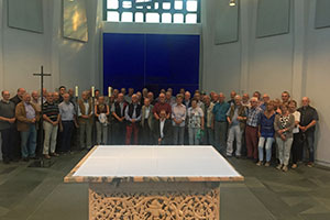 Die Teilnehmer der Exkursion haben sich in der Kirche zum Gruppenbild aufgestellt. Die Teilnehmer der Exkursion haben sich in der Kirche zum Gruppenbild aufgestellt.
