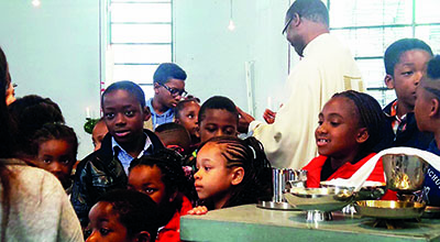 Afrikanische Kinder stehen am Altar. 