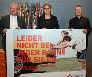Kreisdechant Johannes Arntz, Stephanie Krahnenfeld, Geschäftsführerin des Kreisdekanats Coesfeld, und Weihbischof Dr. Stefan Zekorn (von links) stehen hinter einem Plakat der neuen Imagekampagne des Bistums Münster.