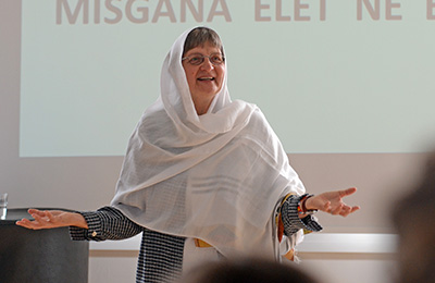Schwester Rita mit Kopfbedeckung