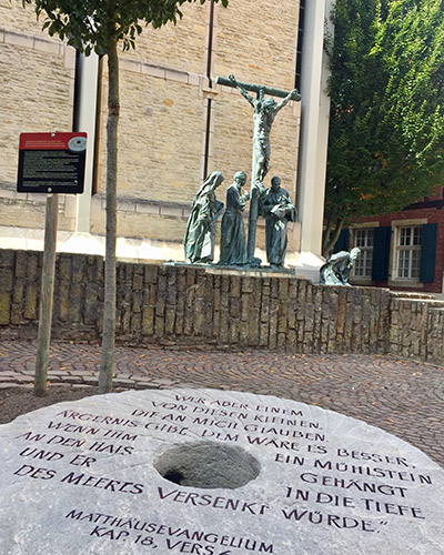 Mahnender Mühlstein am St.-Paulus-Dom in Münster