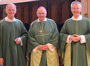 Der künftige Generalvikar Dr. Klaus Winterkamp, Bischof Dr. Felix Genn und der scheidende Generalvikar Dr. Norbert Köster stehen in Messgewändern lächelnd nebeneinander.