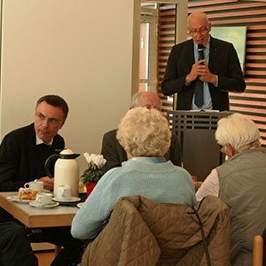 Kolping-Diözesangeschäftsführer Uwe Slüter hält seinen Vortrag am Rednerpult.