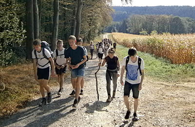 Schüler pilgern auf dem Weg.