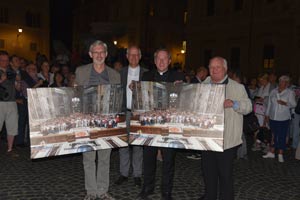 Weihbischof Wilfried Theising (2.v.l.) dankte Hans Höffmann (r.) im Beisein von Stefan Decker und Chorpräses Clemens Lübbers herzlich für den Abend in Trastevere. In den Händen halten sie die Fotos aus dem Petersdom, die Höffmann als Geschenk mitgebracht hatte Weihbischof Wilfried Theising (2.v.l.) dankte Hans Höffmann (r.) im Beisein von Stefan Decker und Chorpräses Clemens Lübbers herzlich für den Abend in Trastevere. In den Händen halten sie die Fotos aus dem Petersdom, die Höffmann als Geschenk mitgebracht hatte