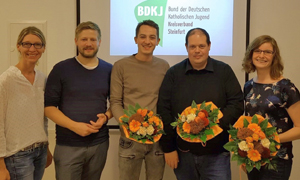 Der BDKJ-Vorstand mit der geistlichen Leiterin. Die neuen Vorstandsmitglieder halten Blumensträuße in den Händen. Der BDKJ-Vorstand mit der geistlichen Leiterin. Die neuen Vorstandsmitglieder halten Blumensträuße in den Händen.