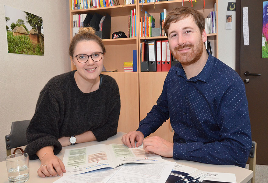 Vor Laura Kapellner und Benedikt Stelthove liegen Unterlagen zum Thema Prävention.