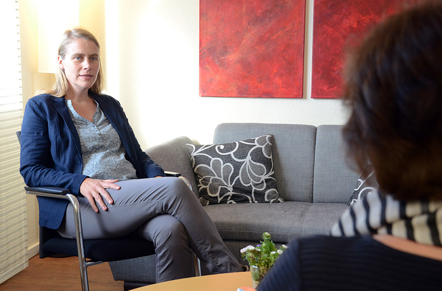 Petra Häder berät eine Klientin.