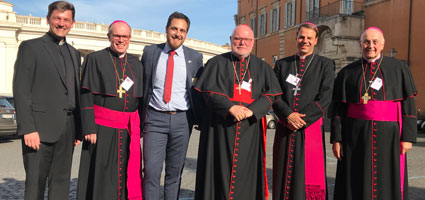 Die deutschen Teilnehmer der Jugendsynode in Rom mit Bischof Dr. Felix Genn (rechts).