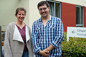 Anke Leifer, Leiterin des Altenheims, und Felix Osterkamp stehen vor dem Altenheim.