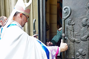 Weihbischof Lohmann schließt das Pilgerportal.