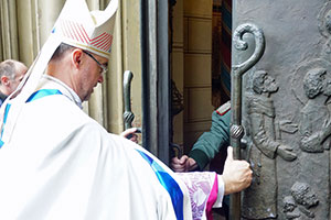 Weihbischof Lohmann schließt das Pilgerportal. Weihbischof Lohmann schließt das Pilgerportal.