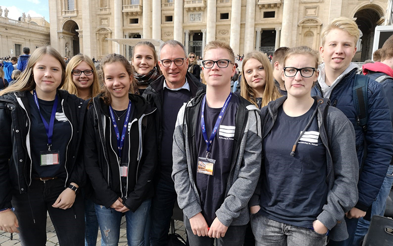 Schüler des Berufskollegs stehen auf dem Petersplatz. 