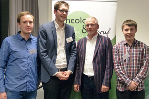Der Referent Daniel Deckers (Zweiter von rechts) sowie Georg Pfahlsdorf (Mentorat), Andree Burke und Hendrik Stöttelder (Mentorat) stellen sich zu einem Gruppenfoto.