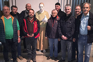 Neun Teilnehmer haben sich zum Gruppenfoto aufgestellt. Neun Teilnehmer haben sich zum Gruppenfoto aufgestellt.