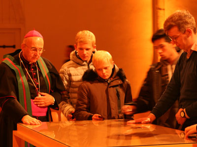 Bischof Felix Genn und Jugendliche