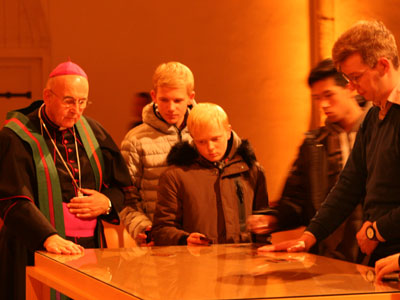 Bischof Felix Genn und Jugendliche Bischof Felix Genn und Jugendliche
