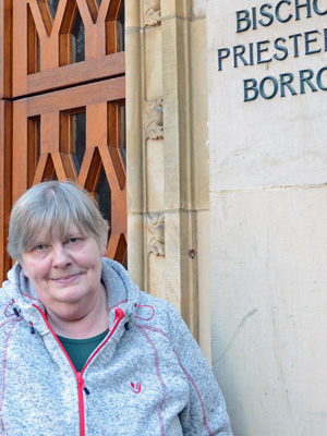 Jubilarin Ursula Wilamowski steht an der Eingangstür des Priesterseminars Borromaeum.