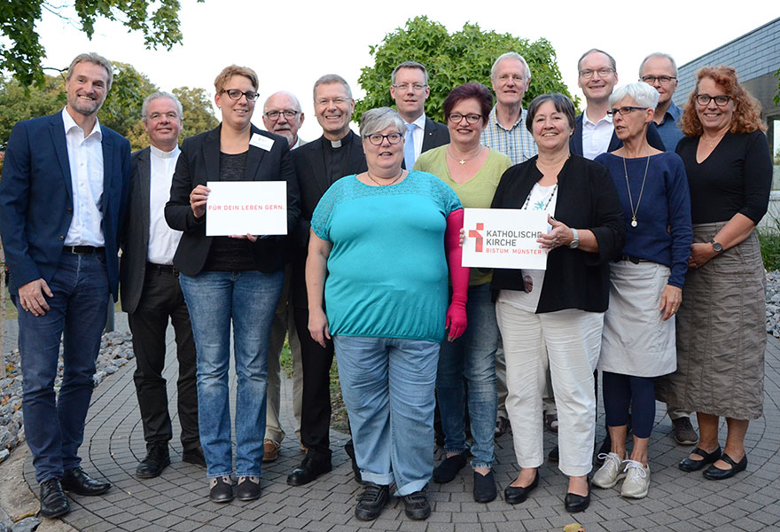 Die Mitglieder der Kreisdekanatsversammlung haben sich zum Gruppenbild aufgestellt.