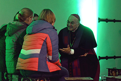 Bischof Genn im Gespräch mit Jugendlichen