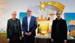 Dr. Kristin Kube (rechts, stellvertretende Museumsleiterin), Olaf Hartmann, (Leiter des Beratungscenters der Sparkasse Münsterland Ost in Telgte) und Brigitte Klausmeier (Kulturdezernentin Kreis Warendorf) freuen sich, dass Schulen aus dem Kreis die Fahrtkosten zum Museum Relígio ab sofort komplett erstattet werden.