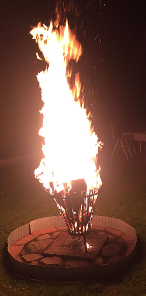 Brennendes Feuer in einem Feuerkorb