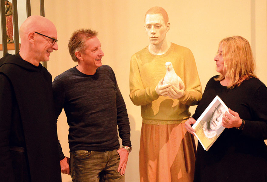 Benediktinerpater Marcel Albert, Fotograf Jörg Schellschmidt und Jutta Meyer zu Riemsloh stehen an der Josefsstatue.