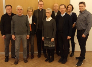 Nach dem ersten Gespräch stellten sich Pfarrer Marco Klein und die Vertreter der Pfarrei zu einem gemeinsamen Foo auf. 