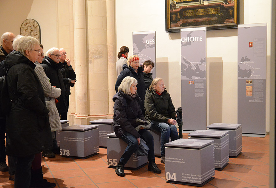 Besucher schauen sich die Ausstellung über das Turiner Grabtuch an.