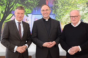 Bürgermeister Christoph Tesche, Weihbischof Rolf Lohmann und Kreisdechant Jürgen Quante haben sich zum Foto aufgestellt.