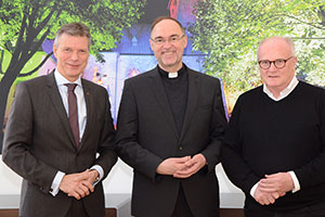 Bürgermeister Christoph Tesche, Weihbischof Rolf Lohmann und Kreisdechant Jürgen Quante haben sich zum Foto aufgestellt. Bürgermeister Christoph Tesche, Weihbischof Rolf Lohmann und Kreisdechant Jürgen Quante haben sich zum Foto aufgestellt.
