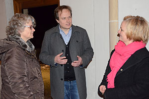 Verbundleiterin Iris Hillenbrand, Pfarrer Michael Ostholthoff und Moderatorin Nadine Gertken aus Osnabrück sind im Gespräch.