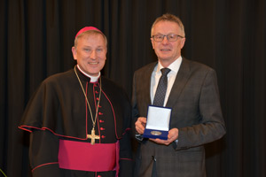 Weihbischof Wilfried Theising zeichnet Georg Kallage mit der silbernen Medaille des Bischöflich Münsterschen Offizialats aus Weihbischof Wilfried Theising zeichnet Georg Kallage mit der silbernen Medaille des Bischöflich Münsterschen Offizialats aus