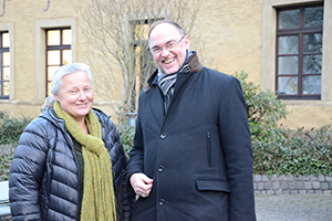 Internatsleiterin Margit Kocnar und Weihbischof Rolf Lohmann lächeln in die Kamera.
